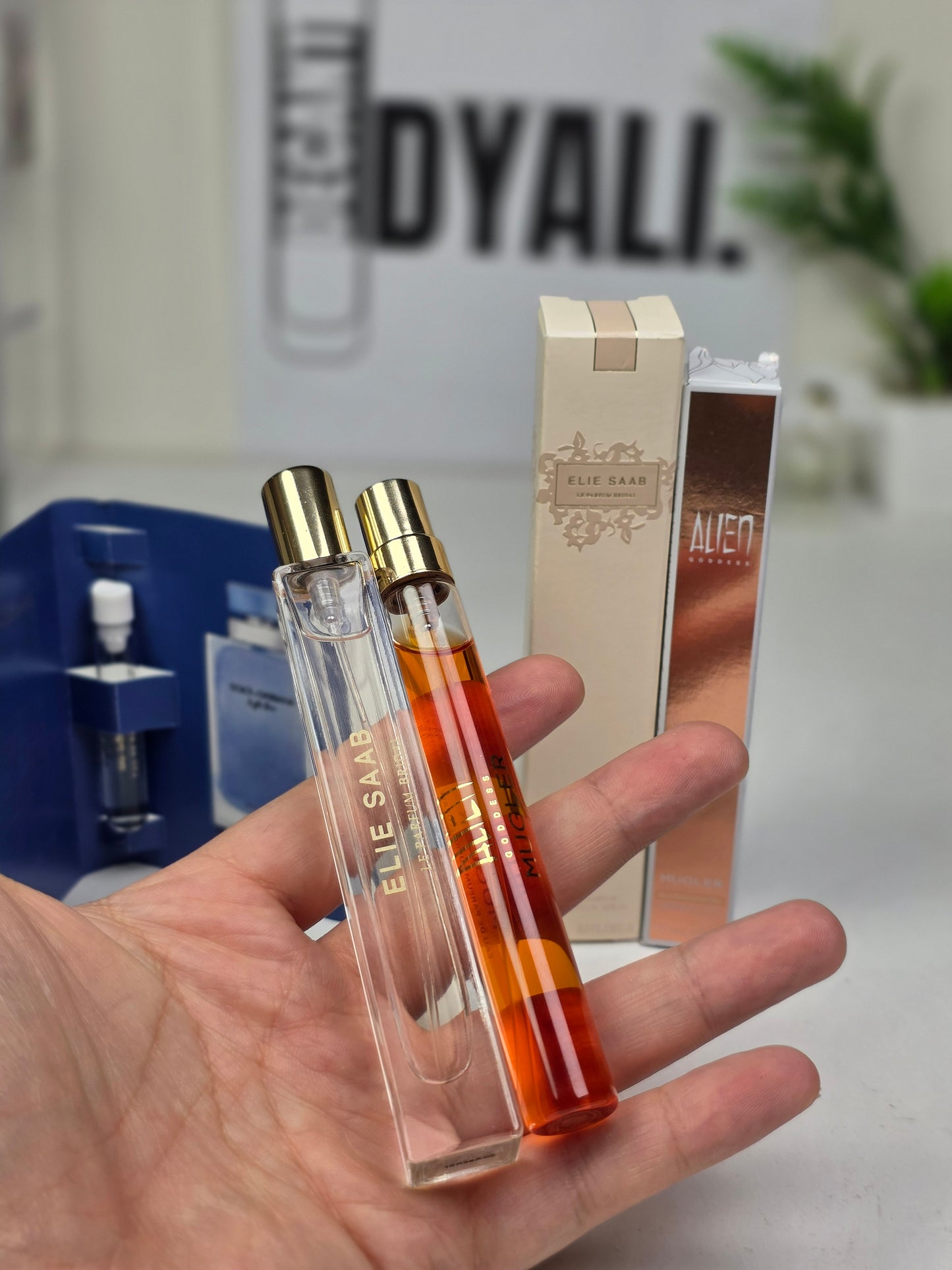 . Pack 2 Miniatures Alien + Elie Saab + Echantillon Gratuit Light Blue Intense